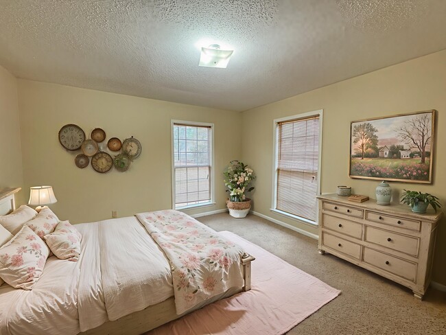 Photo - 802 N Taylor Ct