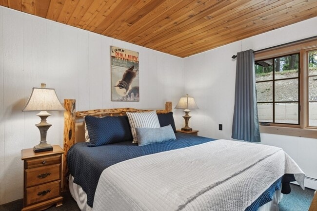 Building Photo - 1 Bedroom, 1 Bath Condo on Whitefish Lake