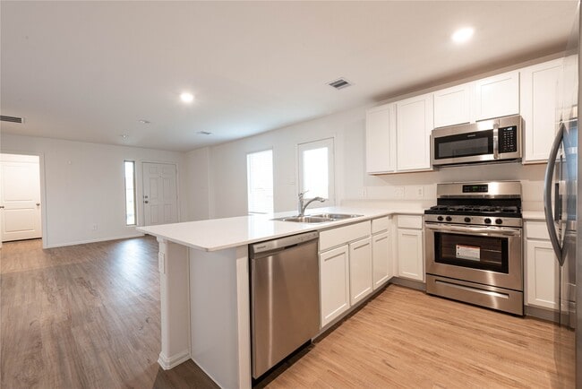 Photo - 913 Oak Mist Ln