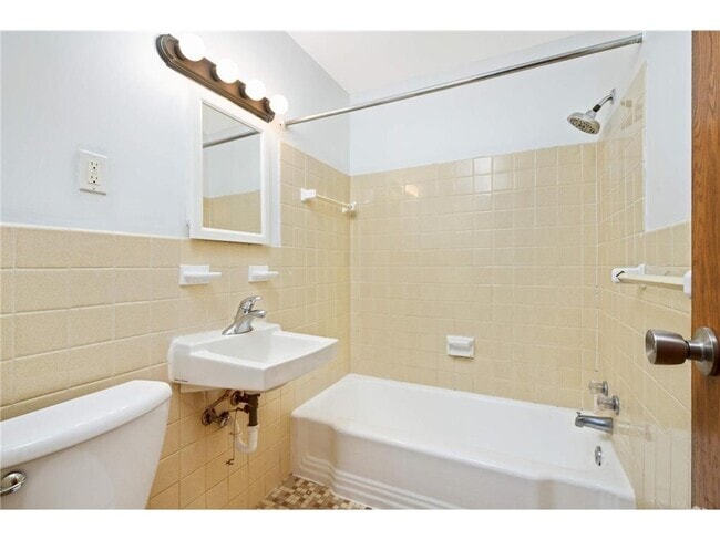 Building Photo - 15 Malcolm Ave SE Unit 2 Rental