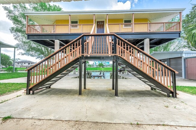 Building Photo - 302 Palm Dr