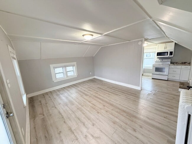 Building Photo - 1305-1307 Avon Unit 1305 (Upper)