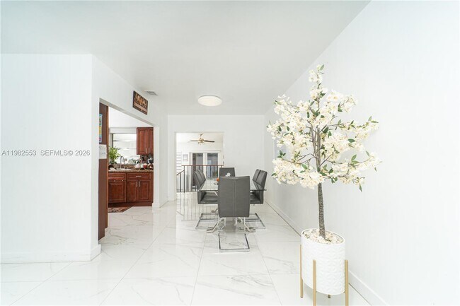 Photo - 172 W 17th St