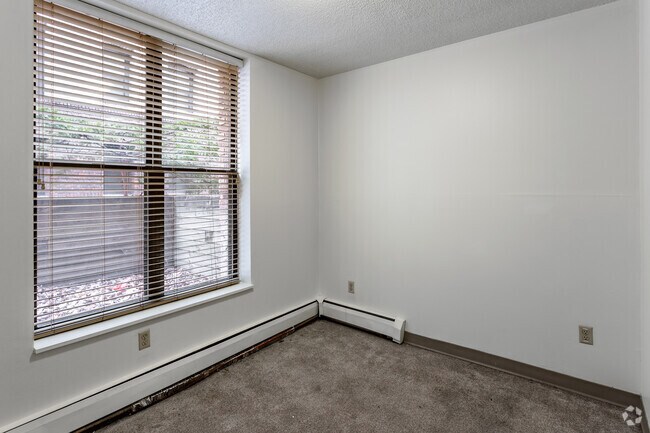 1BR, 1BA - 483SF - Bedroom