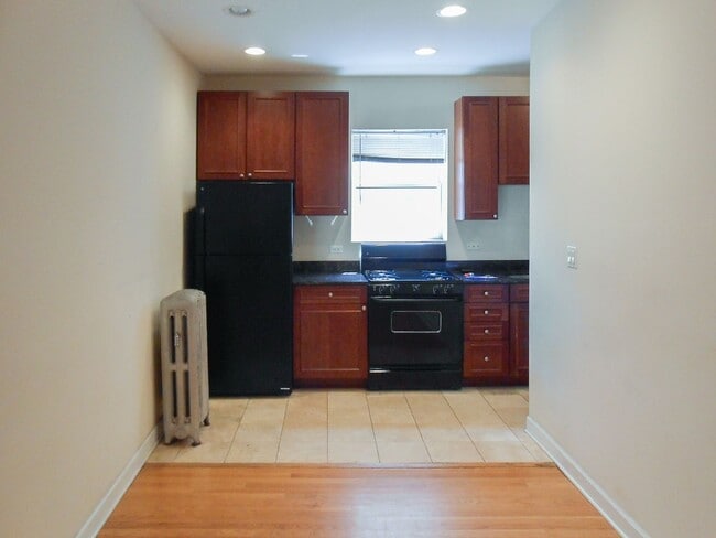 Building Photo - 3916 N Pine Grove Ave Unit 2