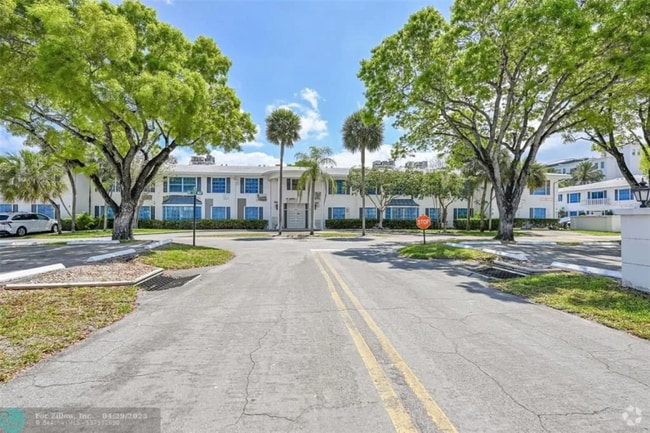 Building Photo - 6700 NE 22nd Way Unit Imperial Point Colonnades Rental