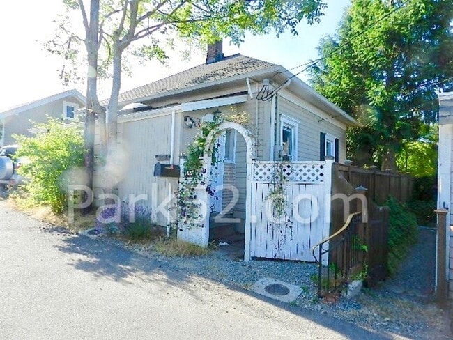 Building Photo - Tacoma Area Single Family cottage Unit 3420 1/2 N 27th St