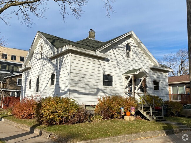 Building Photo - 821 Redfield St Rental