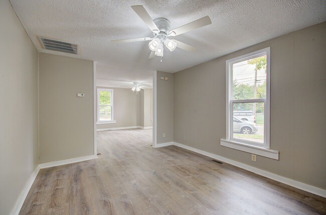 Building Photo - 3 bd 1.5 ba spacious home Joliet