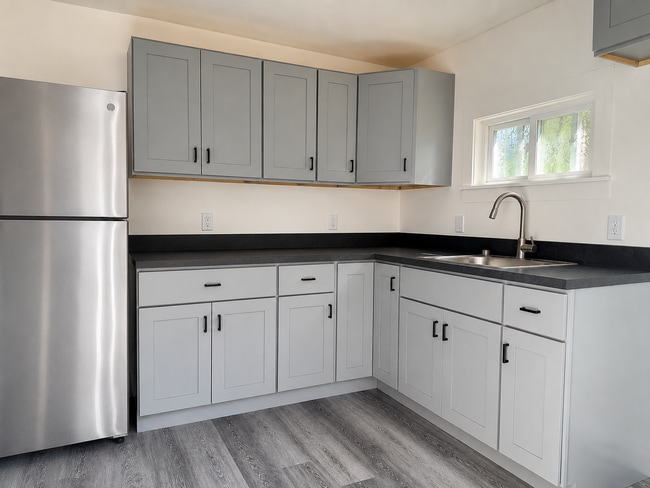 Photo - Beautifully Renovated 2 bedroom Tiny Home - End-of-Row Unit w/ Laundry!