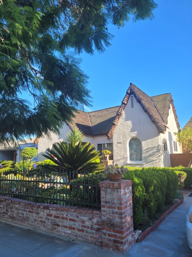 BRIGHT & AIRY ROOM FOR RENT - 10528 Ayres Ave