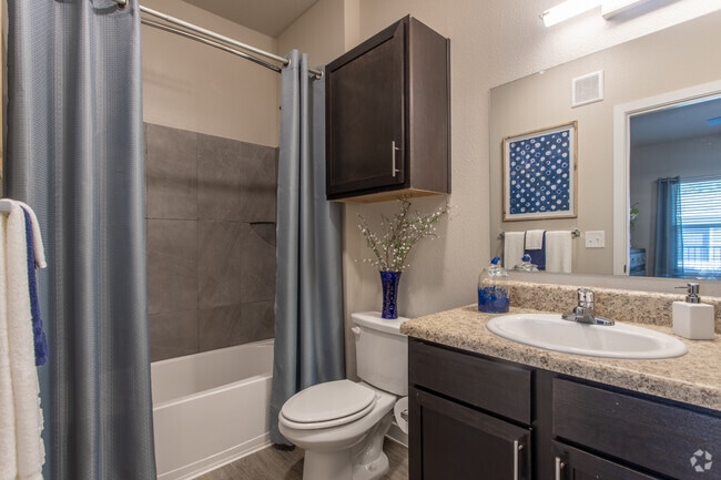 1 BR, 1 BA - 605 SF
