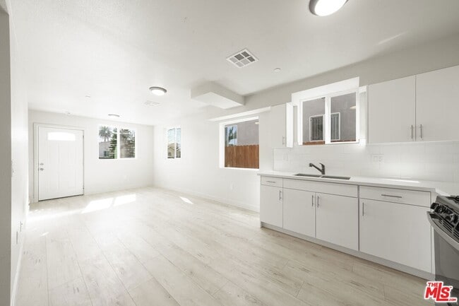 Photo - 737 E 82nd St House