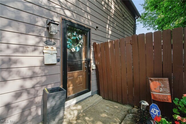Photo - 464 Stewart Ave