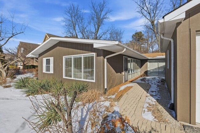 Photo - 5611 S Quincy St