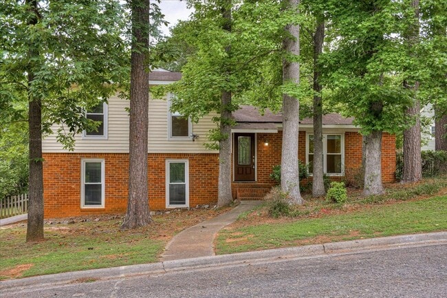 Building Photo - 303 Meadowlake Dr