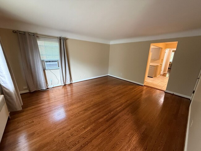 Building Photo - 5556 Beechmont Ave Unit 1