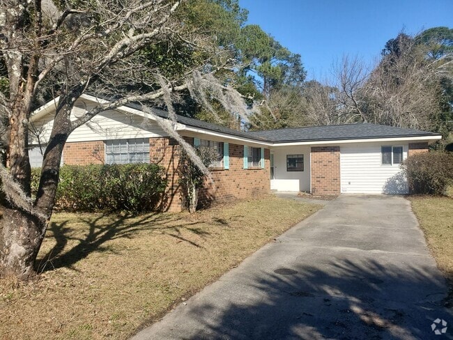 Building Photo - **Available Now** Updated 3 Bedroom Home i...