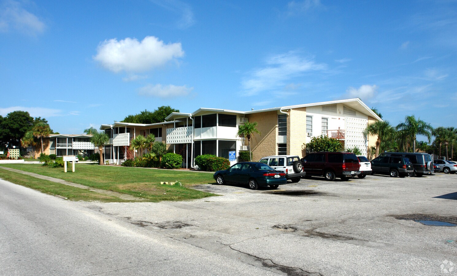 Creekside @ Glen Oaks - Creekside @ Glen Oaks Apartments