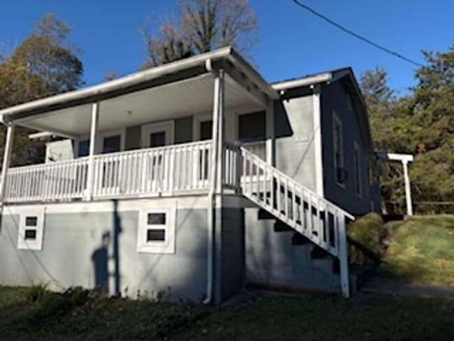 Charming 3-Bedroom Home with Spacious Yard... - Charming 3-Bedroom Home with Spacious Yard...