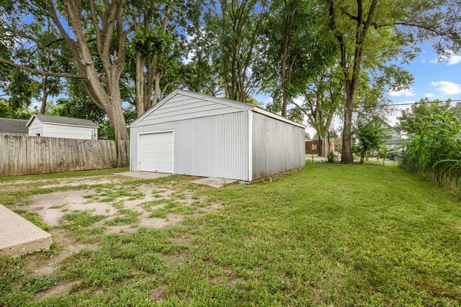Photo - 3 Bedroom 1 Bath 2 Stall Detached Garage