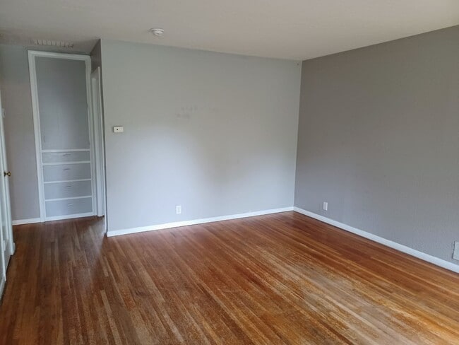 Photo - Spacious 4 bedroom, 1 1/2 bath home in Par...