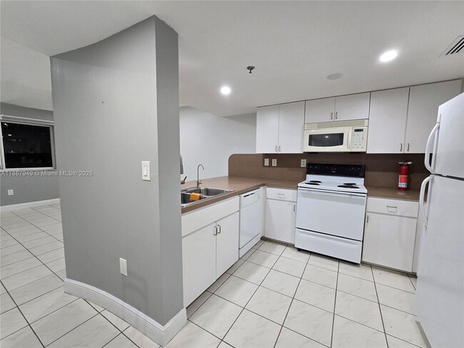 Building Photo - 55 E 4th St Unit 302