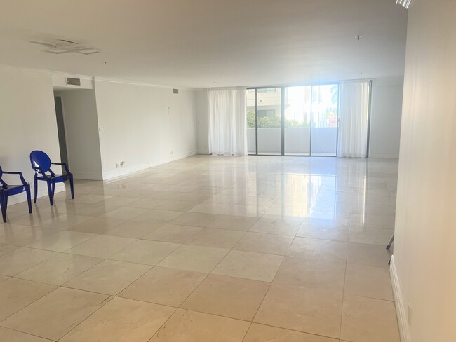 Very spacious living room - 10660 Wilshire Blvd Unit 300 Rental