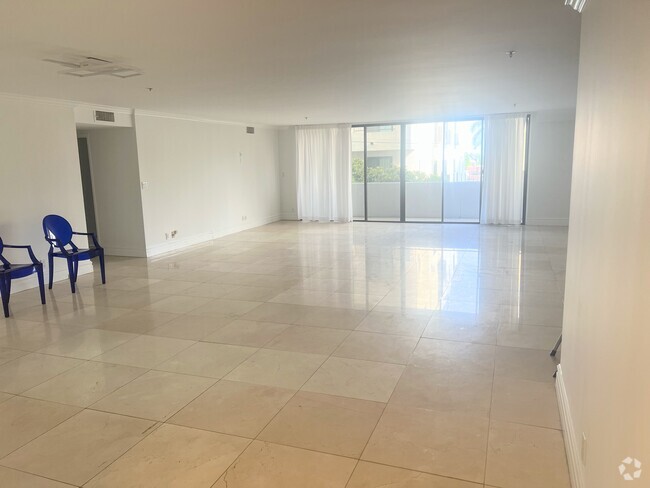Very spacious living room - 10660 Wilshire Blvd Unit luxury Rental