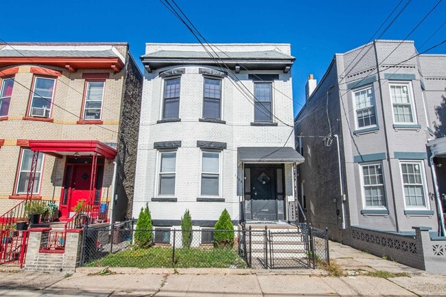 Building Photo - 1308 27th St Unit 2