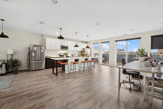 Building Photo - 3927 N Clarendon Ave Unit 601