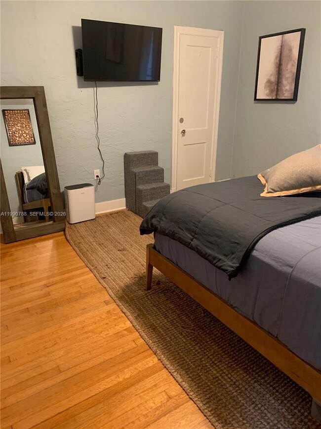 Photo - 329 W 28th St