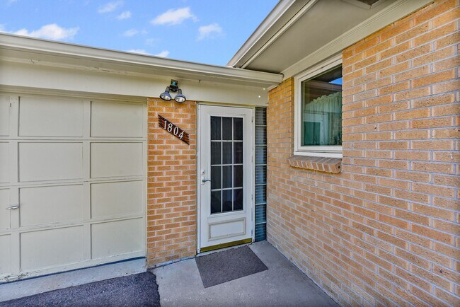 Photo - 1804 Simms St