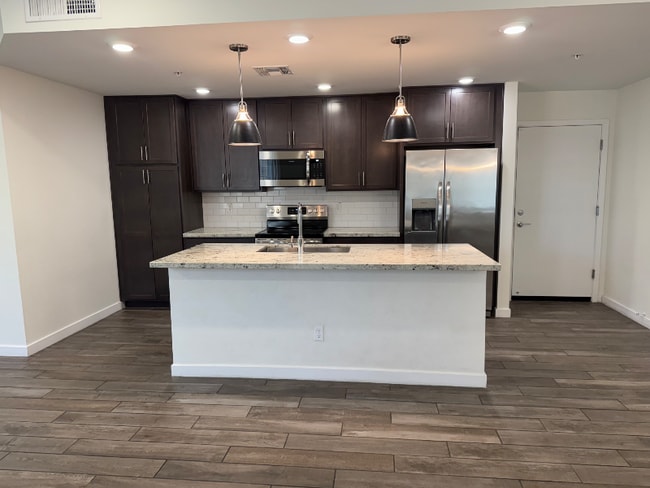 Building Photo - 155 N Lakeview Blvd Rental