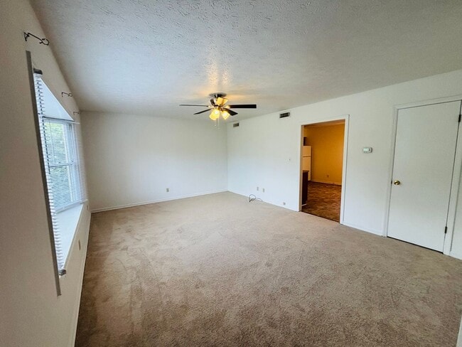 Photo - 435 Wakeman Ct NE
