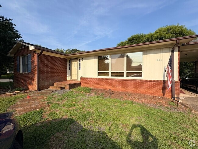 Building Photo - Charming 4-Bedroom Home with Basement and ...