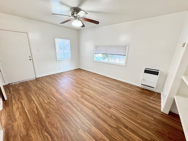 5223 De Longpre Ave Unit 5223.5