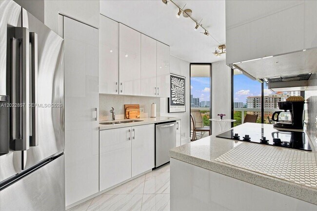 20185 E Country Club Dr Unit 1104