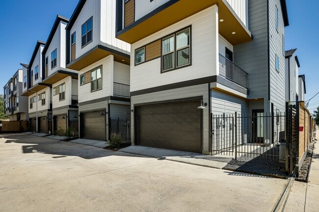 Photo - 2339 Eagle St