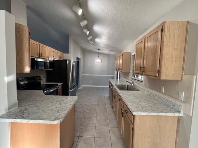 Building Photo - Sebastian 3 /2