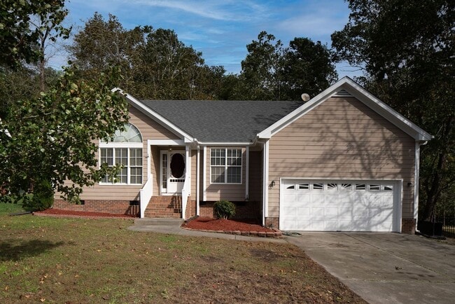 Photo - Wonderful 3 Bedroom, 2 Bath home, with 2 Car Garage, Huge Fenced-in yard, and Pet Friendly!