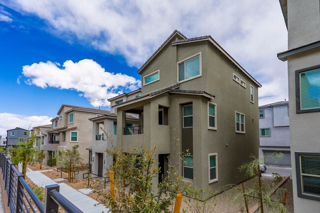1437 Whistling Kite St