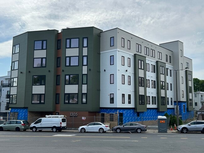 Building Photo - 1305 Hyde Park Ave Unit 211