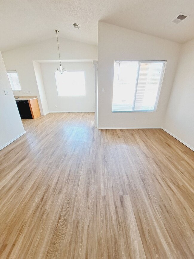 Photo - 3 bed 2 bath home in Huning Ranch. Great Yard