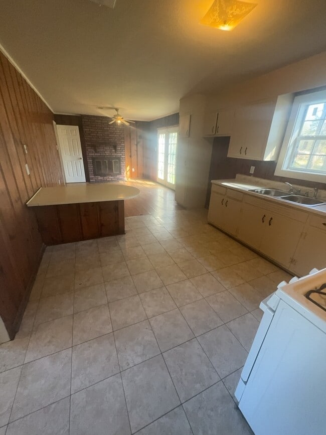 Photo - 905 Raymond Rd