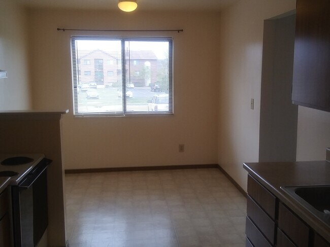 Kitchen/Dinning Room - 3921 Mack Rd Unit 49
