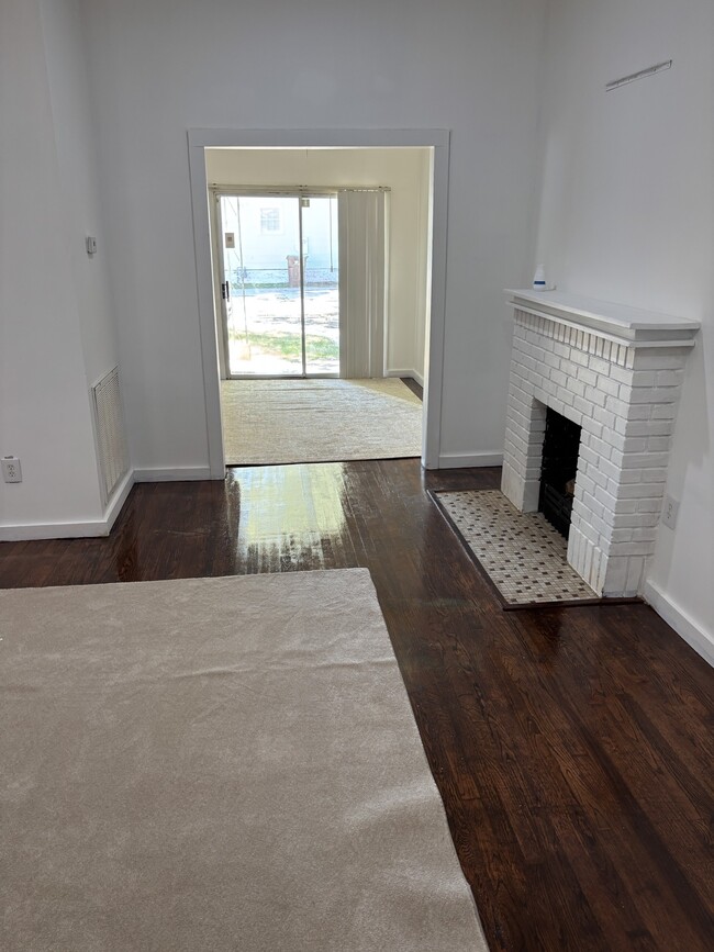 Área de comedor que se une a la sala de estar - 147 Lestrade Pl Unidad 147