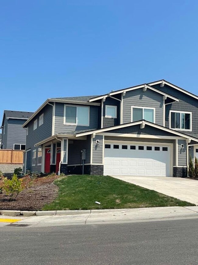 Building Photo - Large & Luxurious 3 Bedroom Available Near... Rental