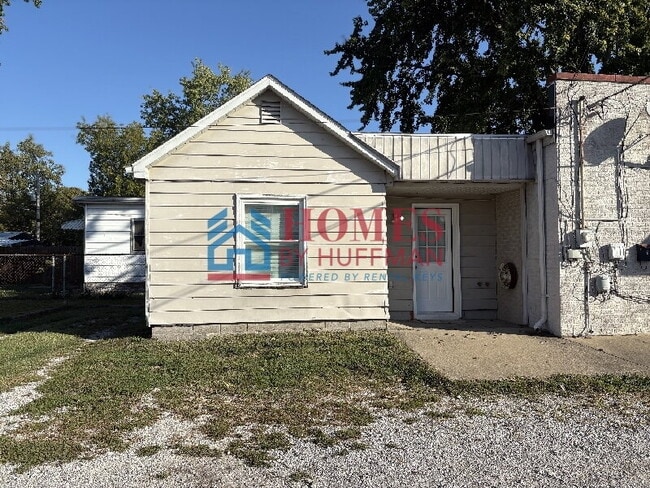 Building Photo - One Bedroom Apartment | West Side Location Unit B