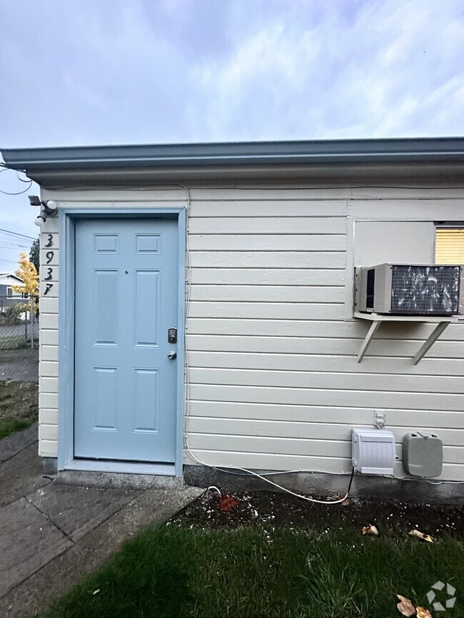 Building Photo - Studio Cottage / 1/2 off 3rd Month's Rent Unit B Rental